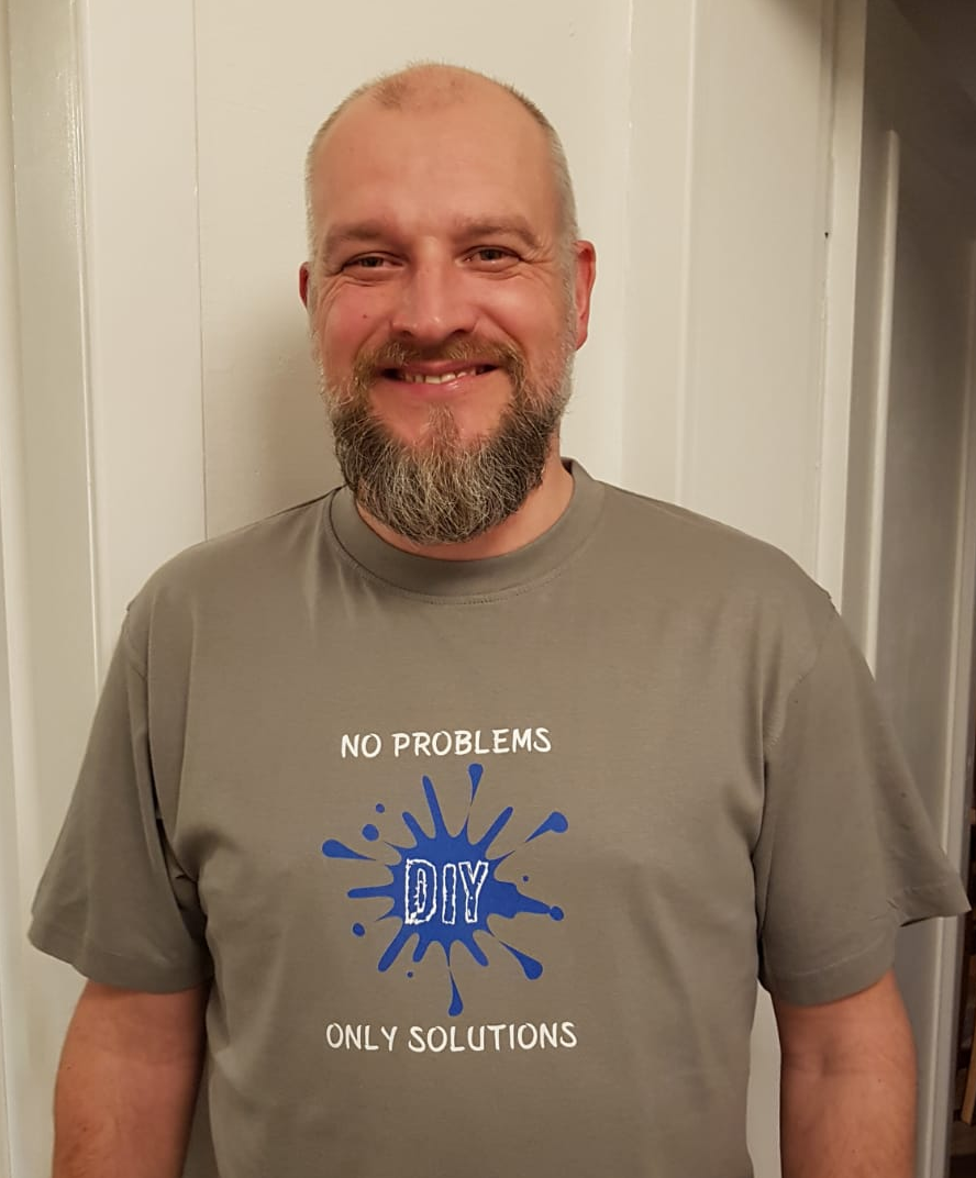 DIY Blog aus Bad Salzuflen, der Autor mit dem Männer T-Shirt  Do it yourself - no problems only solutions. 